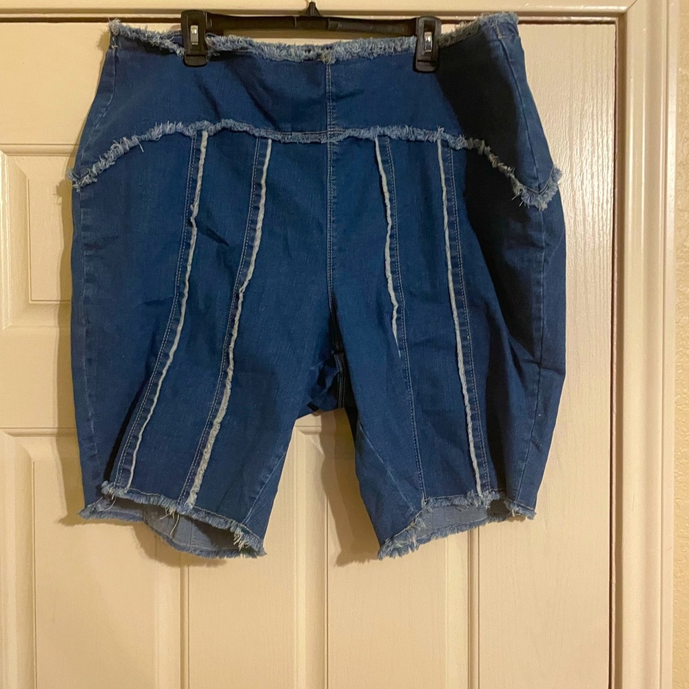 Denim distressed shorts with great stretch
